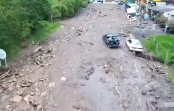 Autoridades mantienen monitoreo constante en los puntos críticos de la vía Mosquera–La Mesa ante el riesgo de nuevos deslizamientos por lluvias. FOTO: Captura de video. 