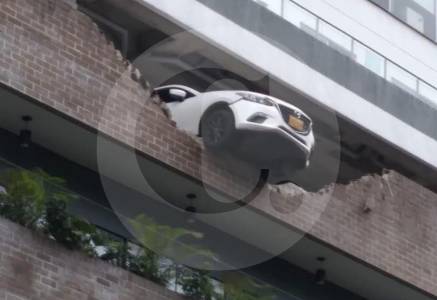 Susto en Envigado: vehículo quedó al borde de caer desde un parqueadero en altura