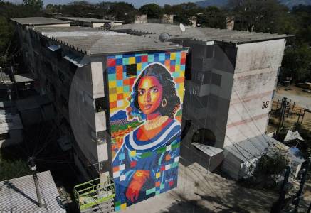 Artista en El Salvador crea una Gioconda latina gigante con tapas de plástico recicladas