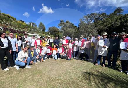 20 fincas silleteras de Medellín fueron certificadas en gestión del riesgo