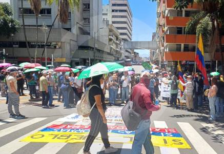 Medellín vive una jornada de marchas que avanzan pacíficamente: alerta por trancones en el centro