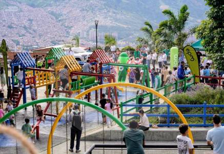 ¿Tiene niños y vive en Manrique? EPM inauguró un parque infantil hecho con materiales reciclables