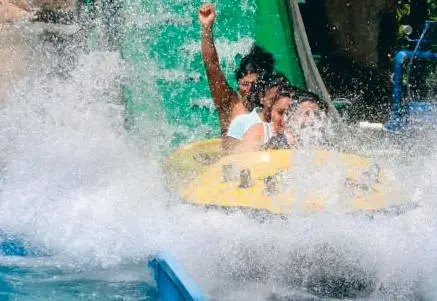 Cada manilla de entrada al Parque Norte el año pasado costaba $37.000. Con esta identificación el usuario puede disfrutar de diez de las atracciones que posee este escenario recreativo. FOTO Juan Antonio Sánchez