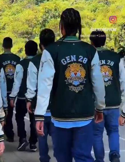 Las chaquetas habrían sido contratadas desde 2025 y se las entregaron en un acto cultural al inicio de 2026. FOTO: TOMADA DE VIDEO 