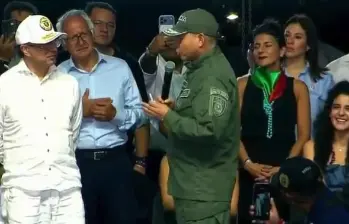 Presidente Petro en Cali firma decreto de ascenso a patrulleros de la Policía. FOTO: Video Presidencia.
