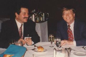 Mauricio Arias Toro fue director de Informática Corporativa de EPM. Aquí en reunión con Bill Gates en Miami en 1996. Foto: Cortesía.