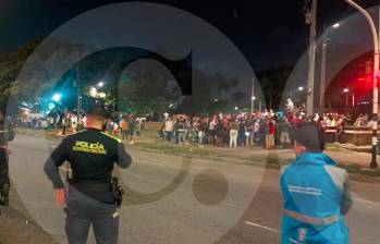 La Policía Metropolitana y la Personería tuvieron que intervenir para controlar la manifestación de los venteros que no fueron beneficiados con los puestos estacionarios en los alumbrados. FOTO: CORTESÍA