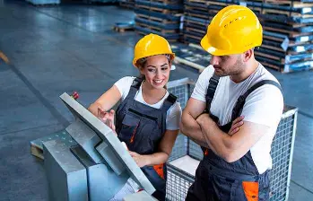 Personal de producción laborando en una empresa gracias a Magneto Empleos. FOTO: GETTY