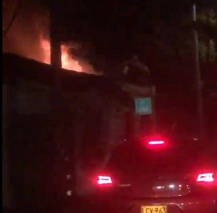 El incendio afectó el techo de una vivienda. FOTO: imagen tomada de la red social X