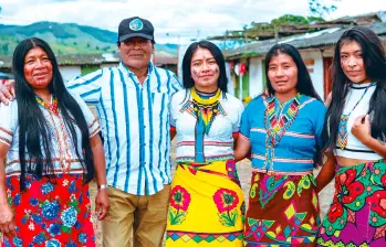 Estas cuatro mujeres indígenas, de la comunidad Senú, pudieron cumplir su sueño de acceder a la educación universitaria a través de la Institución Universitaria Digital de Antioquia. FOTOS CORTESÍA IU DIGITAL DE ANTIOQUIA