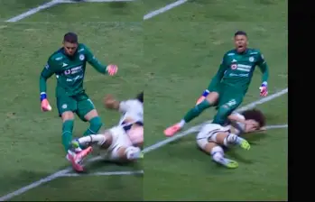 Este es el momento en el que Kevin Mier recibió la falta que lo sacó del partido entre Cruz Azul y Pumas. FOTO PANTALLAZO 