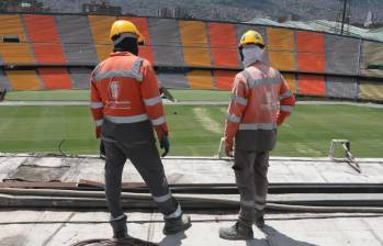 Obreros del Distrito realizan las labores desde la parte alta del estadio Atanasio Girardot. FOTO: Horus Thor Amaya.