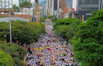 En resumen, la marcha fue un reflejo de la pasión política que se vive en Medellín y una muestra palpable del continuo impacto de Álvaro Uribe en la política colombiana. Foto: Camilo Suárez Echeverry