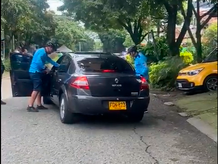 El agente de tránsito del municipio de Envigado pide al conductor que apague el vehículo. FOTO: CAPTURA DE PANTALLA DE VÍDEO.