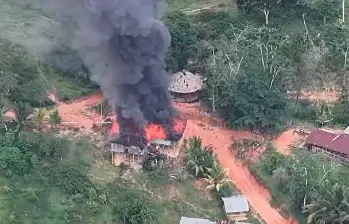 Una finca terminó incendiada en medio de las confrontaciones en zona rural de El Bagre. IMAGEN TOMADA DE REDES