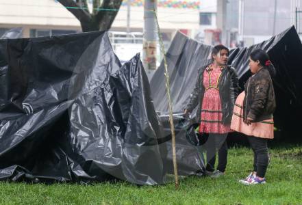 Duro choque entre el alcalde Galán y Gobierno Petro por atención de comunidades embera en Bogotá