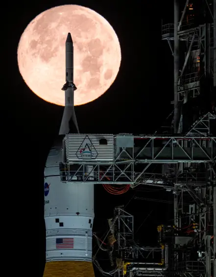 Una imagen del cohete SLS de la misión Artemis II con la Luna de fondo, el satélite al que viajará en marzo. FOTO: Tomada de X @NASAAdmin
