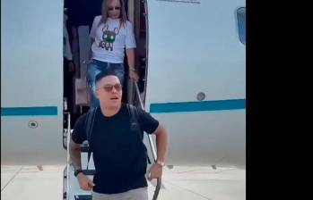 Este es el momento en que Juan Fernando Quintero llega a Cali en un vuelo privado. FOTO PANTALLAZO 