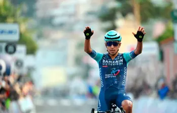 El ciclista colombiano Santiago Buitrago celebra su victoria en el Trofeo Laigueglia carrera disputada en Italia. FOTO GETTY 
