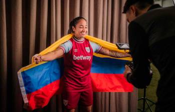 La delantera colombiana Manuela Pavi en la sesión de fotos para su nuevo club, el West Ham United de Inglaterra. FOTO TOMADA www.whufc.com