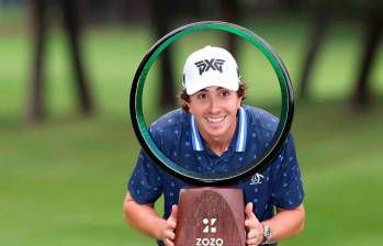 Nicolás Echavarría con el trofeo del Zozo Championship, torneo que ganó en Japón. FOTO CORTESÍA PGA 