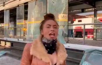 Así transmitió Daneidy Barrera Rojas los destrozos que produjo con un martillo en la estación de Transmilenio, en Bogotá. FOTO: TOMADA DE VIDEO.