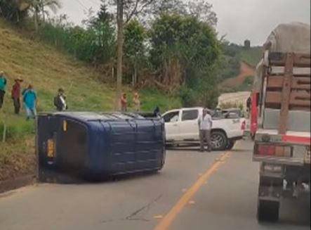 Colisionaron dos camionetas, un vehículo repartidor y una motocicleta. Foto: cortesía
