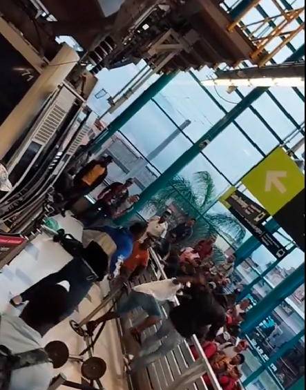 En la pelea participaron al menos cinco hombres. IMAGEN TOMADA DE VIDEO