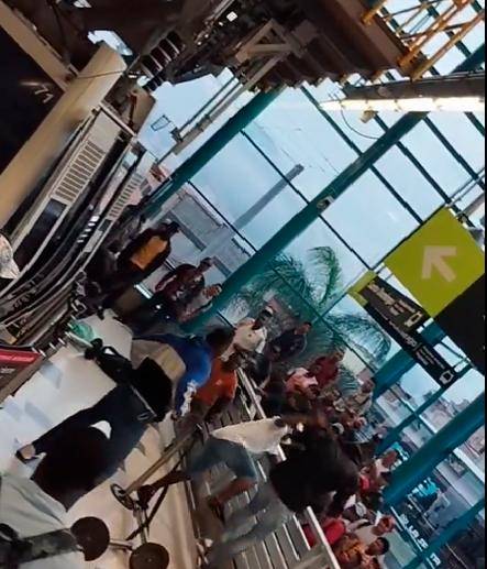En la pelea participaron al menos cinco hombres. IMAGEN TOMADA DE VIDEO
