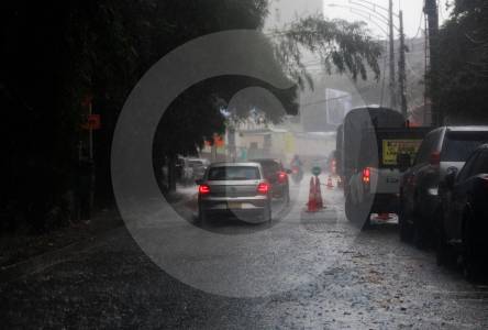 Lluvias de este sábado en Medellín afectan viviendas y vías en San Antonio de Prado