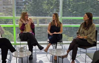 La directora de EL COLOMBIANO Luz María Sierra conversa con Margarita Gómez, primera dama de Medellín; Susana Ochoa, primera dama de Antioquia; y Lina Vélez de Nicholls, presidenta ejecutiva de la Cámara de Comercio de Medellín para Antioquia. FOTO Sebastián Carvajal.