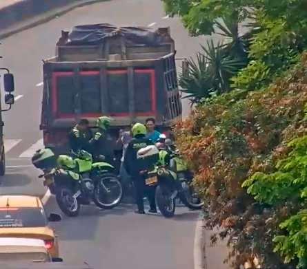 La Policía llegó a imponerle sanción al conductor de la volqueta. Foto: captura de video. 