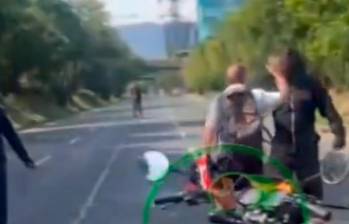 La imagen muestra al motociclista que enfrentó a los encapuchados sobre la Avenida Las Vegas. IMAGEN TOMADA DE VIDEO DE DENUNCIAS ANTIOQUIA