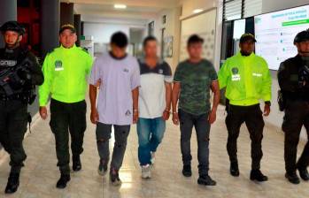 Estos fueron los tres capturados, señalados de formar parte del Clan del Golfo en el Norte antoqueño, y que estarían vinculados con varios homicidios en Ituango. FOTO: CORTESÍA POLICÍA ANTIOQUIA