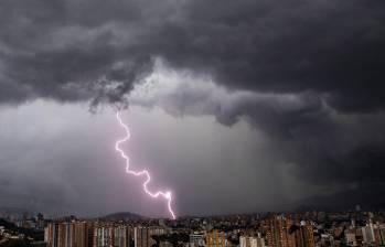 Tormenta eléctrica sobre la ciudad de Medellín en Antioquia. Foto: EL COLOMBIANO