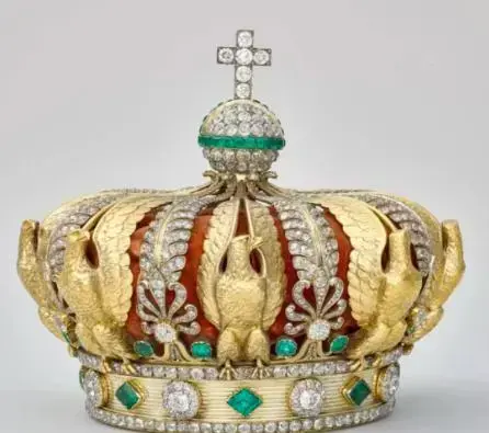 Esta es la corona de la emperatriz Eugenia, una de las piezas que había sido robada pero que fue recuperada tras haberse caído durante la huida de los ladrones. FOTO: Museo del Louvre