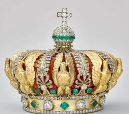 Esta es la corona de la emperatriz Eugenia, una de las piezas que había sido robada pero que fue recuperada tras haberse caído durante la huida de los ladrones. FOTO: Museo del Louvre