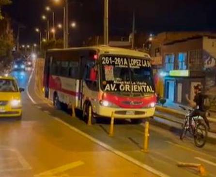El vehículo que cometió la infracción cubre la ruta López de Mesa-Castilla. FOTO CAPTURA DE VIDEO 