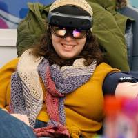 Tecnología de realidad mixta se prueba para reducir el estrés durante la donación de sangre y aumentar la recurrencia de donantes, tras pilotos en Barcelona. FOTO cortesía Abbott