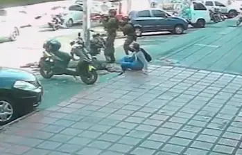 Los militares reaccionaron apenas escucharon el ataque de los sicarios, en plena vía de Barranquilla. IMAGEN TOMADA DE VIDEO.