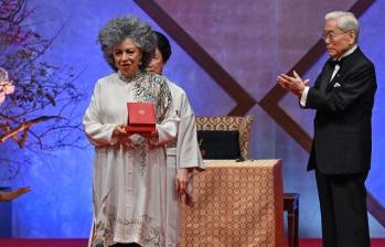 Doris Salcedo recibió este 19 de noviembre una medalla durante la ceremonia de la 35.ª edición de los Praemium Imperiale en Tokio, Japón. FOTO: AFP 