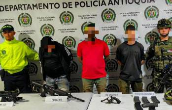 Los tres detenidos en la primera acción de las autoridades en Salgar. FOTO: Cortesía