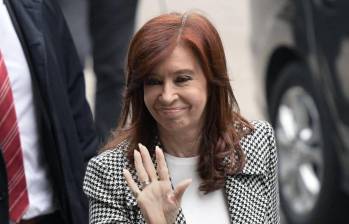 Cristina Fernández de Kirchner, expresidenta de Argentina, fue condenada a seis años de prisión e inhabilitación perpetua para ocupar cargos públicos por el caso de irregularidades en obras viales.