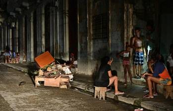 La población se encuentra desesperada por no poder acceder al servicio energético. FOTO: AFP