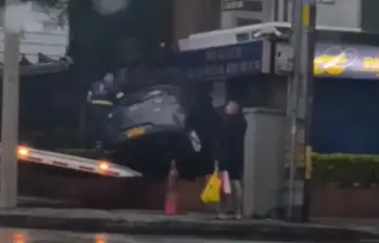 El vehículo colisionó contra un local comercial en la avenida 33, en Medellín. El hecho no dejó personas lesionadas. FOTO: cortesía.