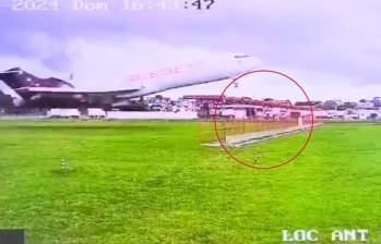 Momento exacto en el que el avión impacta con una antena del aeropuerto El Dorado. No se reportaron lesionados. FOTO: redes sociales