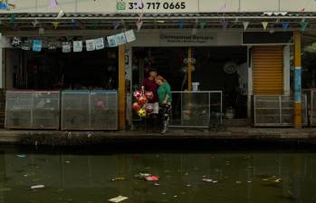 Calixto y su esposa en la Papelería Calixto, perdieron su inversión debido a las inundaciones. Foto: Cortesía.