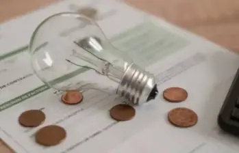 El sector de servicios públicos enfrenta millonarias deudas por Opción Tarifaria y subsidios a estratos 1 y 2. FOTO GENERADA CON IA