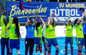 La celebración de las jugadoras colombianas al final del compromiso frente a Canadá. Todas le dedicaron el título al país y a las personas que las acompañaron. FOTO mundial de fútbol de Salón