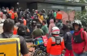 Domiciliarios de Rappi protestaron frente a la sede de la empresa para exigir el cese de los bloqueos masivos en sus cuentas. Los trabajadores piden a la plataforma, que opera en el país desde 2015, mayor transparencia y garantías justas para continuar laborando. FOTO: Tomada de video.